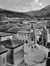 Scorcio di Norcia con la torre civica e Piazza San Benedetto in una foto d`epoca